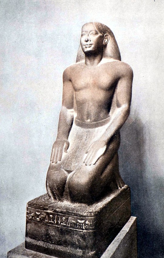Статуя коленопреклоненного человека