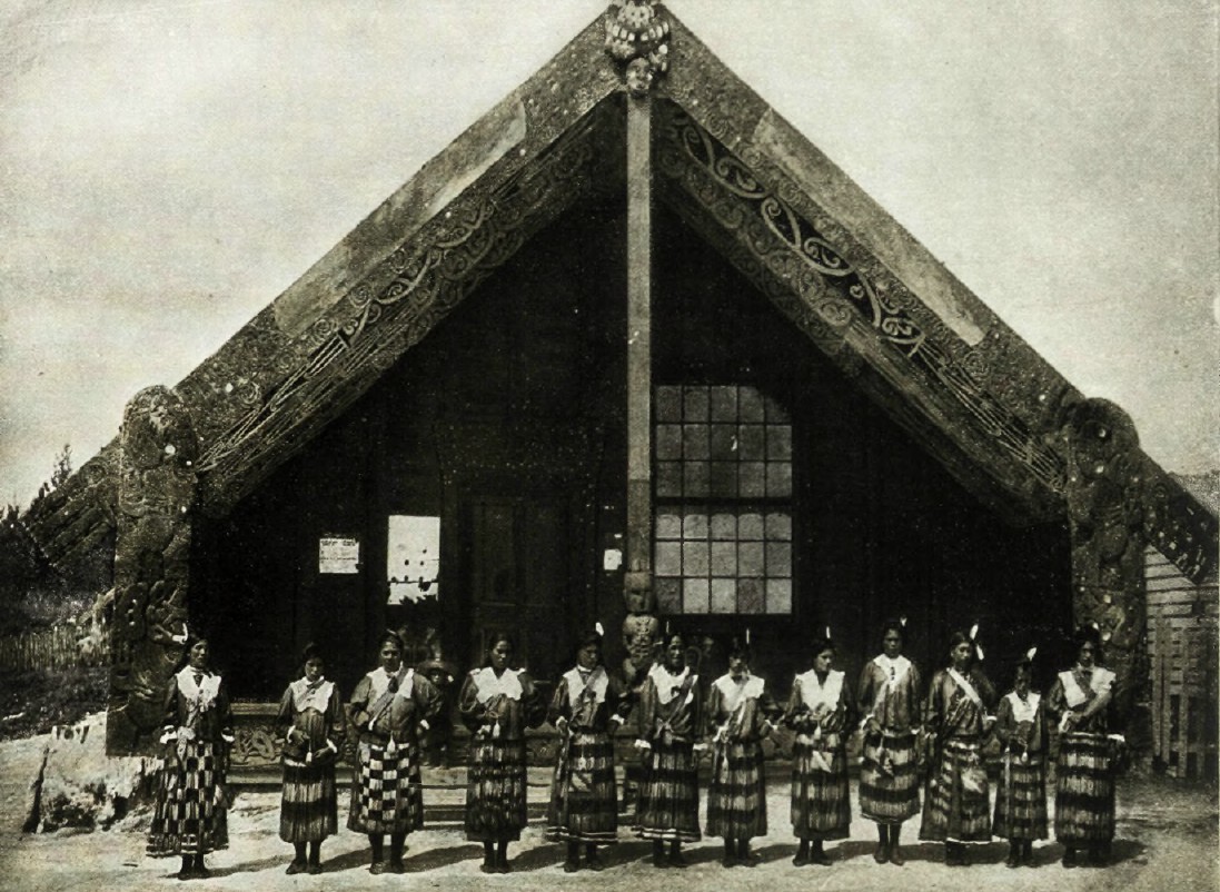 Новая Зеландия. Девушки, исполняющие танец «ной» перед Резным домом («домом собрания»).